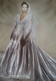Nel 1980 organizza le prime sfilate delle collezioni da giorno uomo e donna, con un rilievo particolare dato agli abiti nuziali. Demetrios 1994 Bridal Gowns Vintage Wedding Dresses Bridal Wedding Dresses