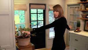 Inside Celebrity Homes Taylor Swift Malibu Home Tour With Vogue Insidecelebrityhomes Celebritie Inside Celebrity Homes Taylor Swift House Celebrity Houses