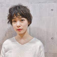 前髪で印象が変わる エラ張りさんに似合うおしゃれなヘアスタイルを大特集 folk ショート パーマ 似合う前髪 ヘアスタイル