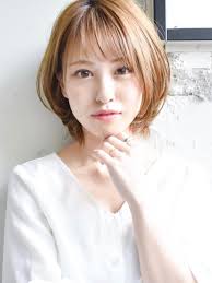 扱いやすいショートボブばオイル系のスタイリング剤を乾かした後に髪の中間から毛先にかけて揉み込むだけで簡単にひし形シルエットに ヘアスタイル フレンチボブ 美髪