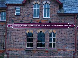 Le nom de ce village d'environ 600 habitants contient en effet 45 signes (38 lettres et 7 tirets). Owdin Live Bienvenue A Llanfairpwllgwyngyllgogerychwyrndrobwyllllantysiliogogogoch La Ville Au Plus Long Nom D Europe