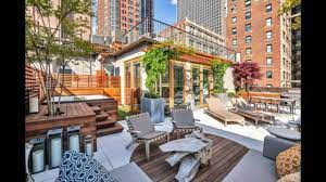 Y para conseguir tal resultado se ha cuidado en extremo la selección del mobiliario, compuesto por piezas de anticuario que comparten su nobleza con detalles de diseño, modernos y atrevidos. Decoracion Terraza Aticos Disenos Modernos De Gran Altura Youtube