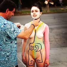 Body artist Andy Golub paints model outside Guggenheim Mus… | Flickr