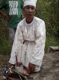 Nah berkaitan dengan perhitungan hari kematian ini, maka dibawah akan dijelaskan metode asli jawa cara perhitungannya, kalau form. Mengikuti Upacara Adat Kematian Tionghoa