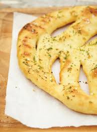 Fougasses A L Ail Et Au Romarin Ricardo Recipe Fougasse Recipe Food Recipes