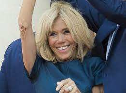 Découvrez notre grande collection de maillots de bain enfant. Photos Brigitte Macron En Maillot De Bain L Heure De La Bronzette A Sonne