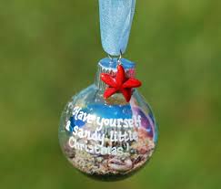Beach themed christmas decor is very popular and a lot of the decorations revolve around your tree. Decorate Your Beach Themed Christmas Tree With Ornament Garland