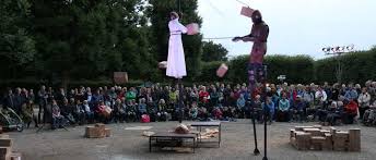 Es wird allerdings empfohlen, javascript für eine bessere strukturierung und optische effekte zu aktivieren. Une De Plus Company Frankreich Trois Mensch Maske Marionette Kleines Fest Im Grossen Garten Hannover 2019 Letzte Weisheiten