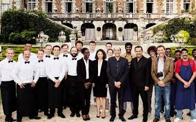 Max est traiteur depuis trente ans. Essonne Le Chateau De Courances Prestigieux Decor Du Film Le Sens De La Fete Le Parisien