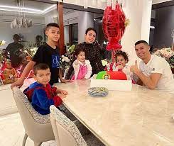 Футболист криштиану роналду недавно стал отцом близнецов. Chetyre Rebenka I Bolshoj Tort Kak Krishtianu Ronaldu Otmetil 36 Letie