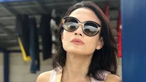 Foto istri abdee slank hadir di sidang perceraian tanpa pengacara. Ridho Slank S Wife Laughed At The Terrorist Letter Until Aurel Was Found To Have A Cyst