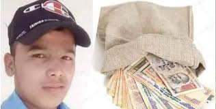 Champawat Pawan Bhatt Honesty. पहाड़ का ईमानदार छात्र..रास्ते में मिला 2  लाख रुपयों से भरा बैग, सीधे मालिक तक पहुंचाया. Champawat News. Champawat Pawan  Bhatt- राज्य समीक्षा