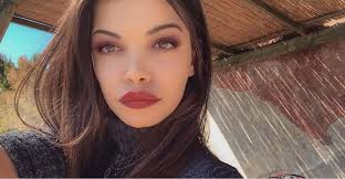 Λίγο πριν υποδεχτεί το 2022, η τζένη καζάκου αποφάσισε να κάνει μια μεγάλη αλλαγή στα μαλλιά της. Gene8lia Gia Thn Panemorfh Eggonh Ths Tzenhs Karezh Egine 20 Etwn