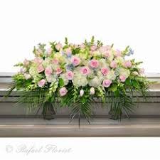 If you want to send flowers that can be used at the service, before you do, confirm with the family to make sure there's enough room. 890 Ide Bunga Keranjang Bunga Keranjang Rangkaian Bunga