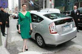 emily deschanel drives a silver prius プリウス