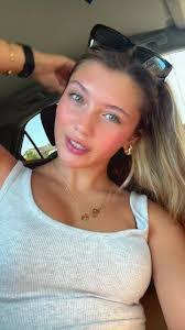 Amelia Rae's Instagram, Twitter & Facebook