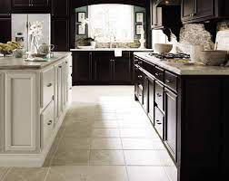 This Transitional Kitchen Has A Look That Will Never Go Out Of Style Kemper E Cherry Wood Kitchen Cabinets Cherry Cabinets Kitchen Traditional Kitchen Design