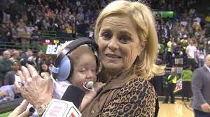 Ncaa kadın basketbol tarihinde oyuncu, yardımcı antrenör ve baş antrenör olarak ulusal şampiyonluk kazanan ilk kişidir. Baylor Coach Kim Mulkey Celebrates With Grandson After Win Espn Video