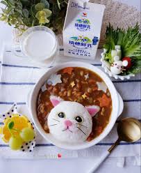 愛上早餐ilisaliu on instagram 喵星人咖哩飯早安 昨天恩恩帶回學校的美勞本 麻麻迫不及待要翻看孩子的大作 果然翻到一隻很有恩恩風格的貓 畫本左頁是之前他請拔拔列印出來的可愛 貓咪圖片 右頁變成好像帶著假面騎士面具的貓