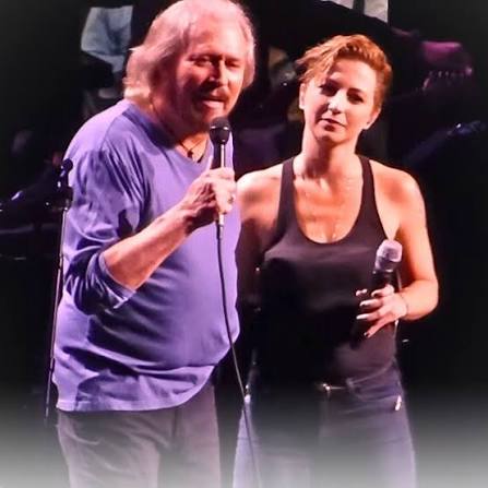 Barry Gibb took the stage alongside his niece Samantha and warmly introduced a song close to their hearts. With a smile, he said they were about to perform one of their favorite