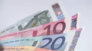 Euroscheine die neuen hunderter und zweihunderter sind da. Shutterstock