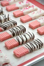 Chocolate Dipped Wafer Cookies Perfect For A Valentine S Day Classroom Party Valentines Day Recipes Valentines Day Gaufrettes Au Chocolat Chocolat Gateaux Et Desserts