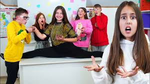 ¡eva y sus amigos están mirando a la maestra! La Hija Del Director De La Escuela Hizo Eva Y Amigos Youtube