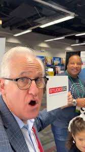 𝐖𝐡𝐞𝐧 𝐚𝐧 𝐞𝐱𝐡𝐢𝐛𝐢𝐭𝐨𝐫 𝐠𝐢𝐯𝐞𝐬 𝐩𝐞𝐨𝐩𝐥𝐞 𝐬𝐨𝐦𝐞𝐭𝐡𝐢𝐧𝐠  𝐭𝐨 𝐝𝐞𝐛𝐚𝐭𝐞 𝐚𝐛𝐨𝐮𝐭 -- 𝐚 𝐬𝐮𝐫𝐩𝐫𝐢𝐬𝐞, 𝐚 𝐯𝐢𝐬𝐮𝐚𝐥, 𝐚𝐧  𝐞𝐱𝐩𝐞𝐫𝐢𝐞𝐧𝐜𝐞, suddenly you’ve got everyone