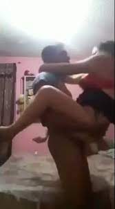 رفعها على زبه وفضل ينيك فيها
