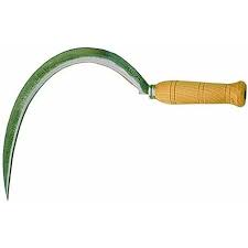 Instrument constitué d'une lame de fer courbe, emmanchée dans une poignée de bois, dont on se sert pour couper l'herbe et les céréales. Faucille