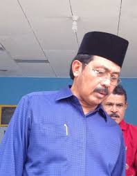 Dalama bahasa inggris baju safari disebut sebagai safari jacket atau bush jacket. Nurdin Sebut Sering Ikut Safari Subuh Belum Tentu Dipilih Jadi Pejabat Harian Kepri