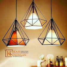 Dengan menggunakan model lemari dapur gantung dari kaca ini, maka akan membuat anda dapat melihat isi lemari anda. Desain Lampu Gantung Di Ruang Tamu Cek Bahan Bangunan