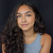 Leslie Perez's Instagram, Twitter & Facebook