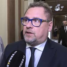 Václav kopta (55) se proslavil v legendárnímu filmu sněženky a machři a v současné době se připravuje na moderování českých lvů 2020 a také na další pokračování oblíbené show peče celá. Vaclav Kopta Se V Krizi Nechal Se Zamestnat Jako Ridic Mhd Zadna Celebrita Se Nekona Rika Expres Cz