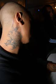 Descubre nuestras camisas diseñadas con cuello mao para hombre, fabricadas en diferentes tejidos para adaptarse a todas tus. Tatuajes En El Cuello Duele Mucho Este Tipo De Tatuaje Tatuantes