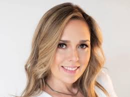 Amanda Butcher's Instagram, Twitter & Facebook