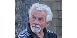 Un musicien jouait et chantait lors des pauses »