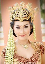 Dari berbagai tafsir mimpi tentang pengantin, mimpi gagal menjadi pengantin memiliki makna terburuk, dan sering kali dari para ahli tafsir mimpi mengatakan bahwa si pemimpi akan jatuh sakit. Mimpi Dirias Jadi Pengantin Apakah Pertanda Buruk Kaskus