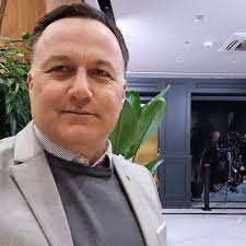 Koliko “sisica” imate u čaši? Jednostavno objašnjenjeno i uvek primenjivo.  Akoholne, glicerinske suze ili sisice govore mnogo toga. Profa priča o  njima… Pogledate epizodu na našem yu tube kanalu, link je u