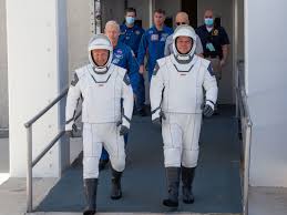 How spacex's stylish spacesuit differs from other attire flown by astronauts. How Elon Musk Designed The Spacex Spacesuits Worn By Nasa Astronauts Business Insider
