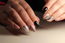 El primer modelo usa un esmalte efecto oro dando un aspecto super fino y que destaca muchisimo. Diseno De Unas Negras Y Beige Con Abstraccion Fotos Retratos Imagenes Y Fotografia De Archivo Libres De Derecho Image 88497651