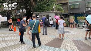 因應雙北升級成第三級警戒，且社區中還有病毒正在擴散，北市教育局經開會討論後，除了原先雙北市的國三生、高三生自 5/17 起停課，另外鄰近萬華警戒區 4 所小學（老松國小、龍山國小、雙園國小及螢橋國小）也停課 1 週。 北市教育局表示，考量目前疫情嚴峻，臺北市自 110 年 5 月 15 日至 5 月 28 Gx3r6rz5owd86m