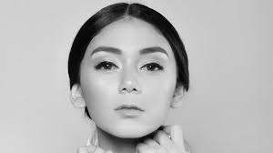 Hal ini diketahui dari unggahan foto di artis thalita latief diketahui telah menjalani operasi pengangkatan tumor di tiroidnya pada jumat. 6xg4jd3x3thtfm