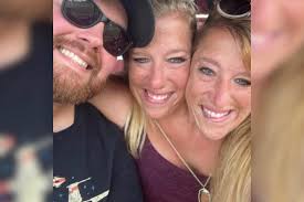 Conjoined twins Abby and Brittany Hensel address 'haters' over Army vet  marriage | Marca