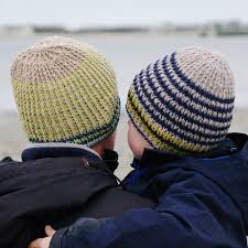 Chapeau à l'allure d'antan, chez laramicelle. Patron De Crochet Bonnet De Laine Bonnet Raye Marin Cadeau Noel 10 Un Grand Marche