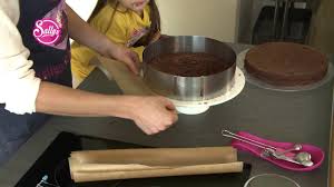 Backen, oder bis ein zahnstocher beim anstechen ohne teigreste sauber entnommen werden kann. Ferrero Rocher Torte Ferrero Rocher Cake Leckere Schokoladen Sahne Torte Sallys Welt Youtube
