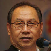 Tiong founded in 1975 rimbunan hijau group which, currently the largest companies in the country which deals with the extraction of timber ( lumber ) by cutting down the rainforests. About Tiong Hiew King Billionare Biography Facts Career Wiki Life