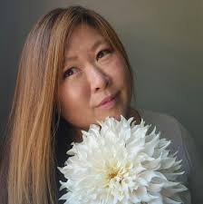 This is how I packed my cutting! I soak the root riot for 2 minutes and  squeeze the water out and just keep it moist . Even this cutting travel for  4