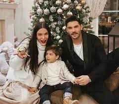 Erblin jaku, almeda abazi, albana abazi, tolgahan burada laf çok programına konuk olan almeda abazi, survivor'a kendini hazırlarken beş kilo aldığını. The Name That Almeda Abazi And Tolgahan Have Thought Of For Their Daughter Politikoff