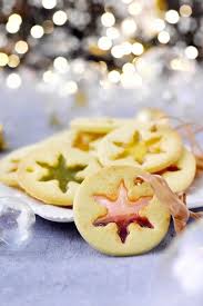 Biscuits Vitraux De Noel Recettes Cooking Recette En 2020 Biscuit De Noel Recette Biscuit Repas Noel